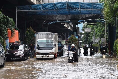 Karena Banjir Pengendara Motor Boleh Masuk Jalan Tol Sedyatmo