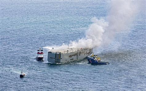 Eemshaven Ziet Uitgebrand Schip Vol Met Auto S Graag Komen Voor