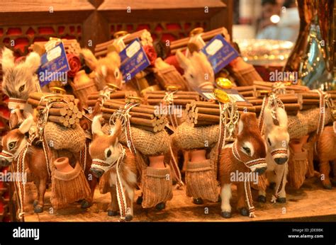 Souvenirs at Dubai International Airport, Dubai / UAE Stock Photo - Alamy