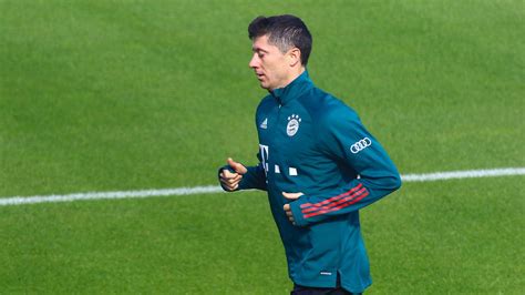 FC Bayern München Robert Lewandowski bricht Training ab