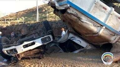 Bom Dia Vanguarda Duas pessoas morrem após caminhão tombar em estrada