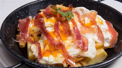 Cómo hacer los huevos rotos con jamón y patatas o huevos estrellados