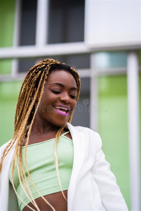 Foto Vertical De Una Mujer Afro Con El Pelo Trenzado Sonriendo Mientras