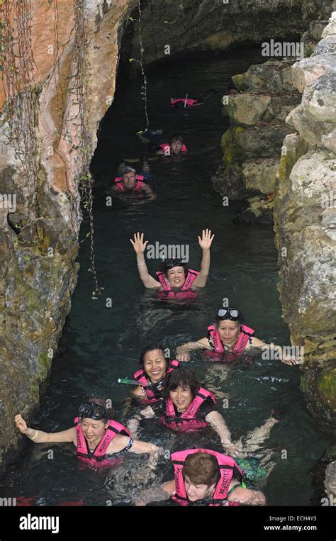 Gente nadando en el río subterráneo Xcaret parque eco arqueológico