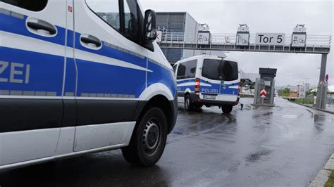 Sindelfingen Zwei Tote Nach Sch Ssen Im Mercedes Stammwerk