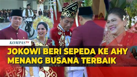 Jokowi Turun Podium Beri Selamat Ke AHY Pemenang Busana Adat Terbaik