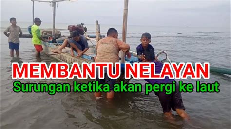 Membantu Nelayan Mendorong Perahu Rame Rame Ketika Akan Berangkat Ke