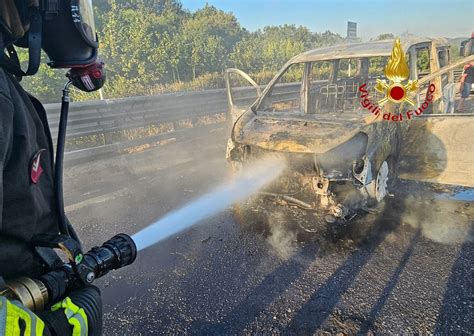 Il Vescovado Auto In Fiamme Sull Autostrada A Intervento Dei Vigili