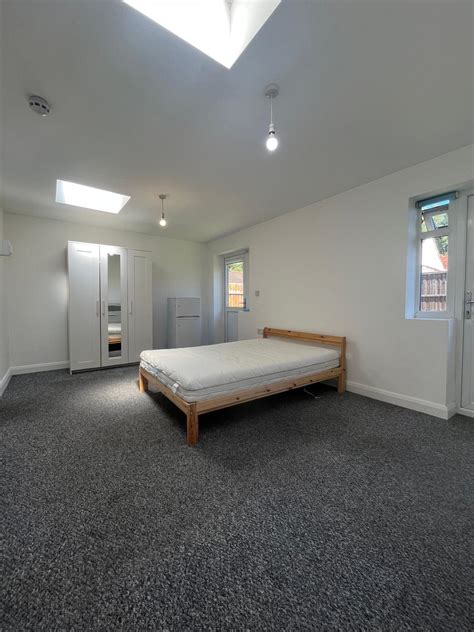 6 bedroom house for rent Gunnersbury Avenue, London, W3 8LD | UniHomes