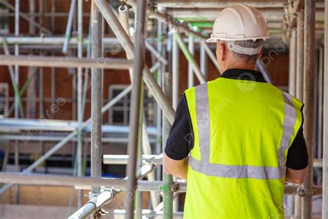 建築工地男性建築工人的後視 頭戴安全帽和反光背心 照片背景圖桌布圖片免費下載 Pngtree