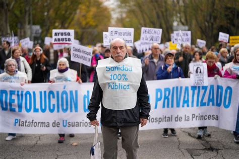 Miles de personas protestan contra la privatización del sistema de