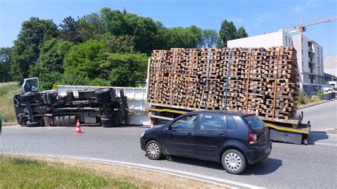 Accident à Rennes un camion se renverse avec sa cargaison