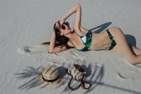 Fille Sexy Dans Le Sable En Bikini Blanc Photo Premium
