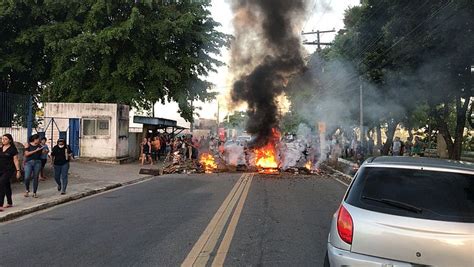 Moradores protestam contra falta d água e bloqueiam principal avenida