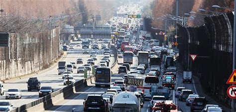 설 연휴 첫날 귀성길 고속도로 혼잡 극심서울→부산 8시간 40분 소요 네이트 뉴스