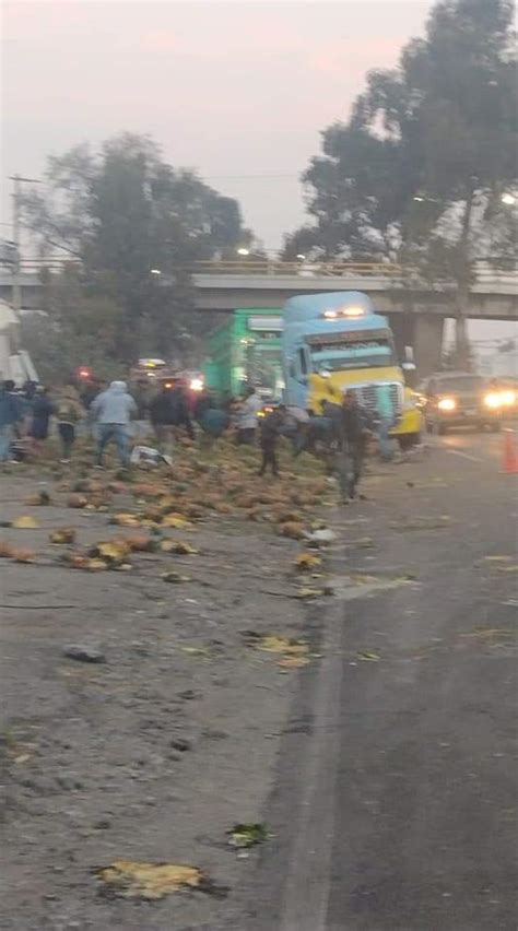 Volcadura de trailer con cargamento de piñas origina rapiña en la