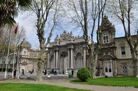 Burada Istanbul Var Dolmabah E Saray Ve Evresi