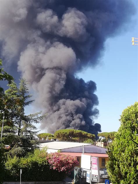 A Fuoco Una Discarica Di Ciampino Nube Di Fumo Alta Visibile Da Roma