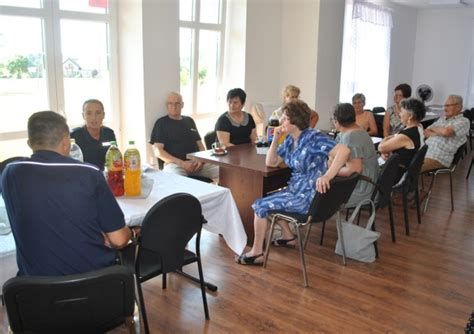 Policjanci z Radziejowa spotkali się z seniorami z terenu gminy Bytoń w