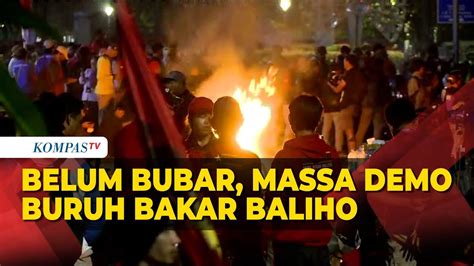 Demo Buruh Belum Bubar Massa Bakar Baliho Hingga Kayu Di Kawasan