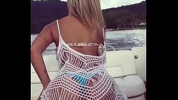 Mujer brasileña caliente sacudiendo su culo XVIDEOS