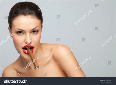 Sexy Nude Lady Holding Cigar Her库存照片160048565 Shutterstock