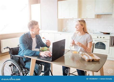 Estudante Novo Alegre Feliz Inabilidade E Inclusividade Que Come A