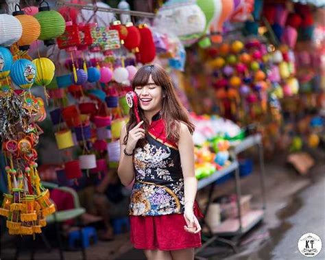 Hot girl Đắc Lắc đẹp rạng ngời bên phố đèn lồng