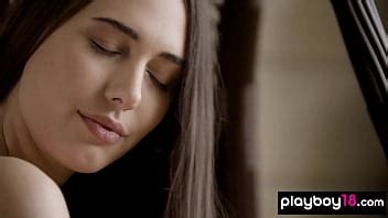 La belleza morena del Medio Oriente Katrine Pirs se quita la lencería sexy XVIDEOS