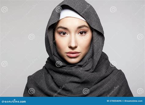 Belle Jeune Femme En Hijab Ou Foulard Photo Stock Image Du Beau