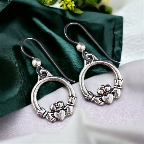 Boucles D Oreilles Claddagh En Argent Symbole Celtique Boucles D