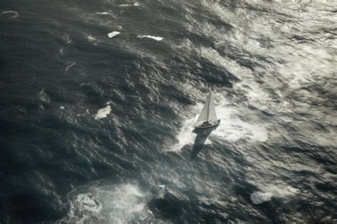 Velero navegando en el vasto océano azul visto desde arriba ia