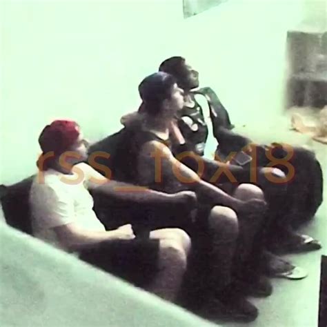 Blowjob Gay e dois amigos héteros ThisVid