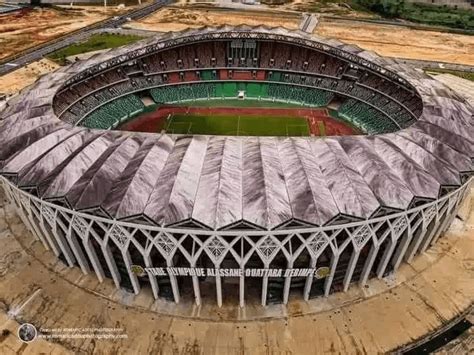 La toiture du stade olympique d Ebimpé Une simple bâche