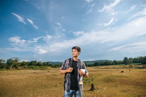 Un Homme Voyageur Avec Un Sac à Dos Portant Une Carte Et Debout Sur La