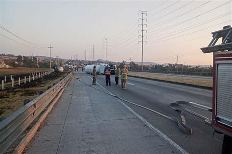 Autopista México Puebla cerrada tras volcadura de pipa en Arco Norte