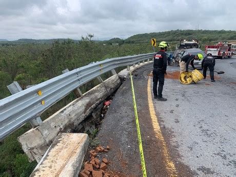 Choca Conductora Contra Barandal En Carretera Nacional De Montemorelos