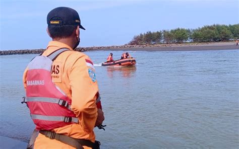 Tim Sar Lanjutkan Pencarian Korban Tenggelam Di Pantai Kebon Kalapa