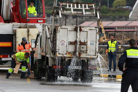 Fotos As Ha Sido La Operaci N Para Sacar Del Agua El Furg N De Basura