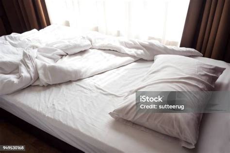 tempat tidur berantakan bantal putih  selimut  sinar matahari