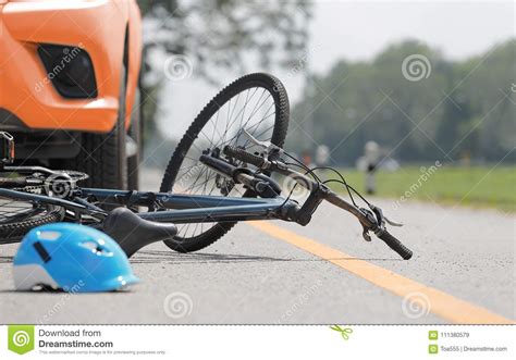 Choque De Coche Del Accidente Con La Bicicleta En El Camino Imagen De