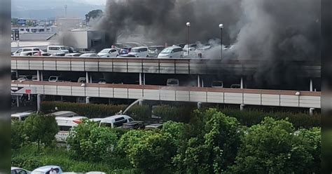 神奈川県のパチンコ屋・マルハン厚木北店併設の立体駐車場2階で大規模火災が発生し車100台以上が焼失する惨事に！ Togetter トゥ