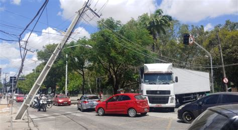 Caminhão arrasta fiação e gera engarrafamento na Avenida Frei Cirilo em