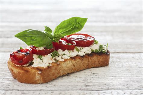 Knapperig Toast Tricolore Ricotta Tomaat En Basilicum Culy