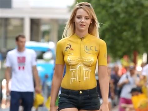 Tour de France elle déambule seins nus au milieu du public Pho