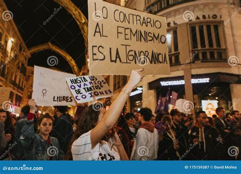 Mujeres Mostrando Pancartas Feministas Y Carteles De Protesta Durante