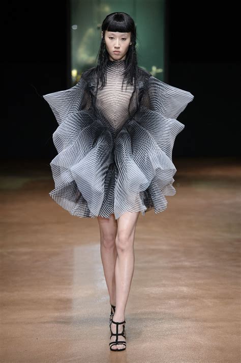 Défilé Iris Van Herpen Haute Couture Automne Hiver 2017 2018 Paris