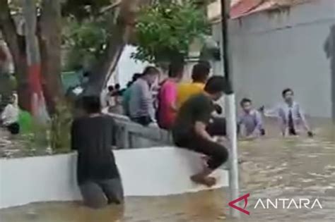 BPBD Sumenep Bersihkan Asrama Santri Terdampak Banjir ANTARA News