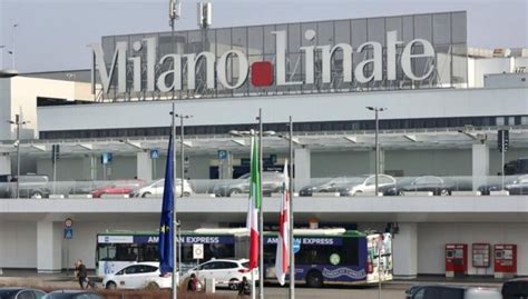 Aeroporto Milano Linate Arrivi Partenze Negozi E Parcheggio