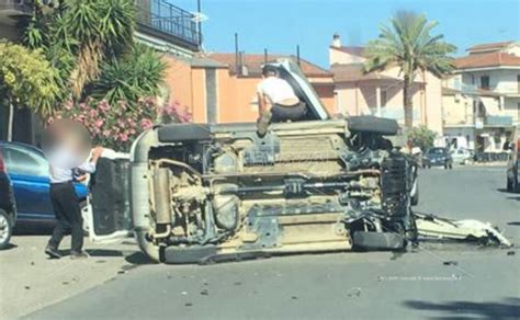 Incidente A Corigliano Rossano Due Feriti Nello Scontro Frontale Tra